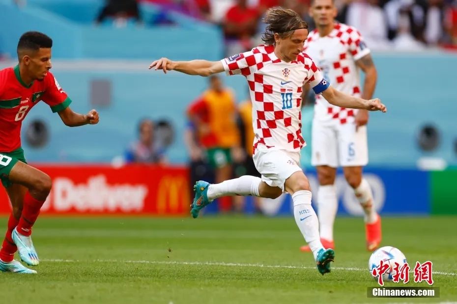 图为克罗地亚队球员(白)莫德里奇带球。中新社记者 富田 摄