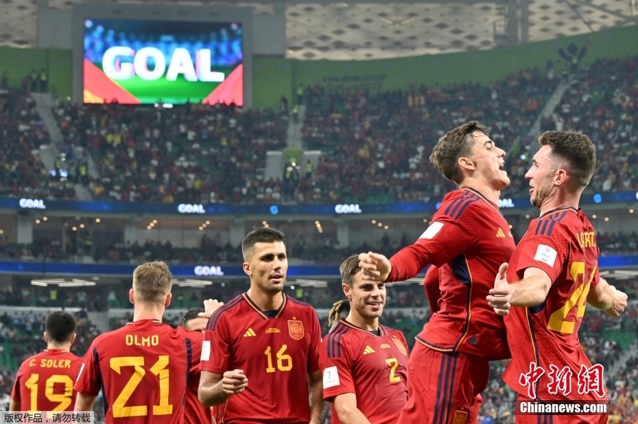 图为西班牙队庆祝进球。
