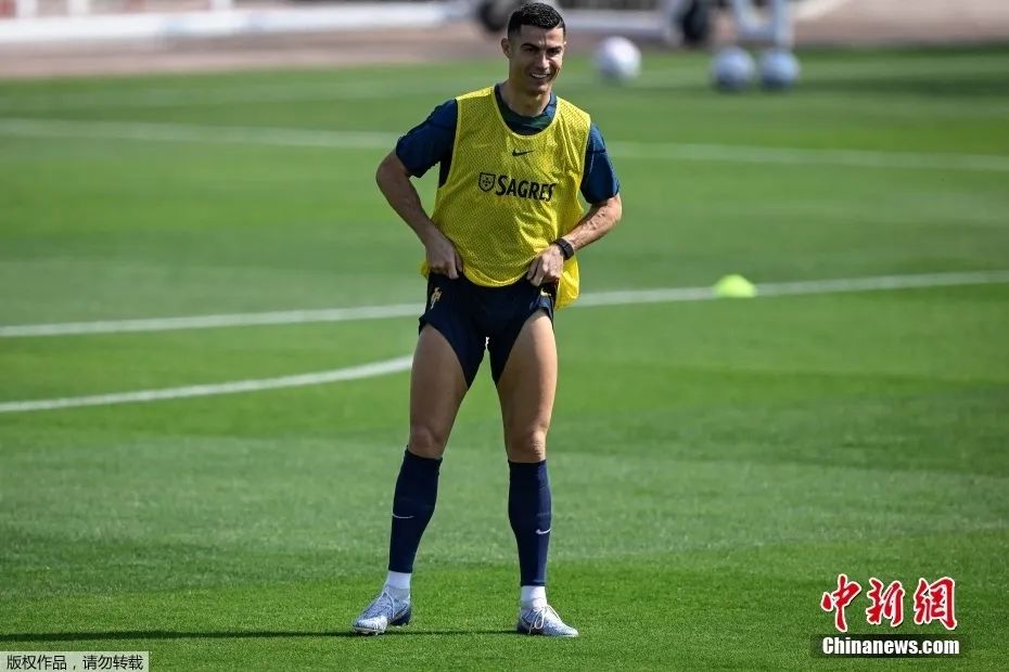 11月21日消息，第五次出征世界杯的葡萄牙球员C罗日前在卡塔尔进行赛前训练。这或许是37岁的他最后一届世界杯之旅，训练间隙，C罗不忘炫一下自己的标志性肌肉线条。