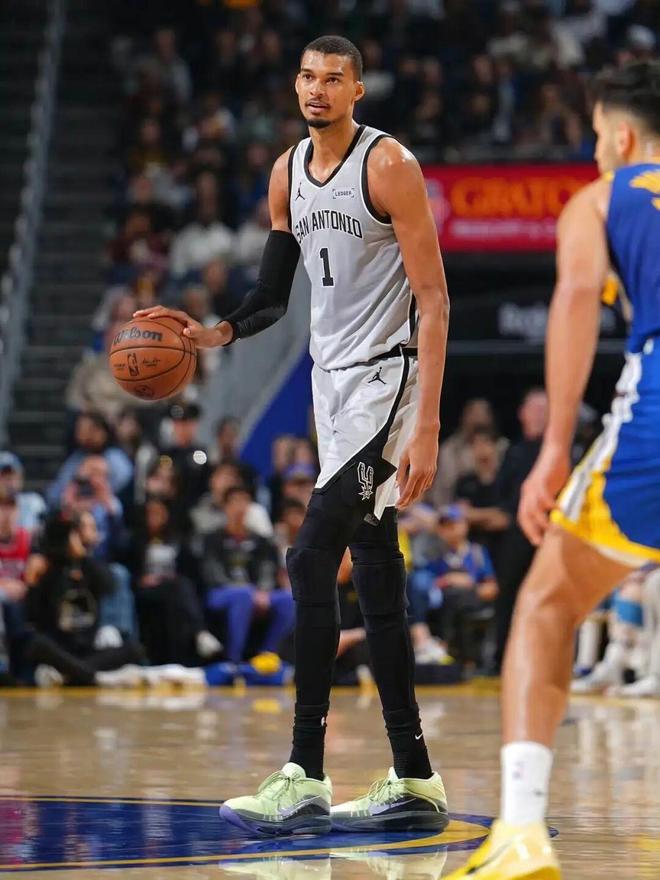 文班亚马60胜赛季高光引热议 球鞋关注度飙升 福