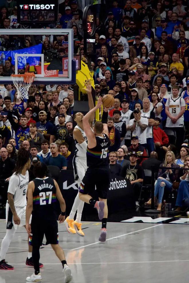 文班亚马60胜赛季高光引热议 球鞋关注度飙升 福