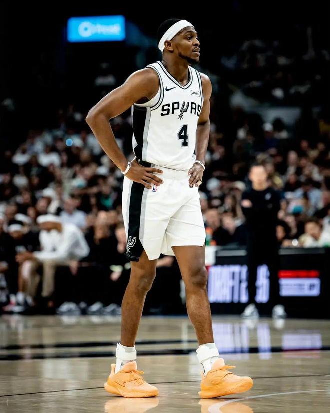 文班亚马60胜赛季高光引热议 球鞋关注度飙升 福