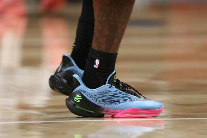 文班亚马60胜赛季高光引热议 球鞋关注度飙升 福