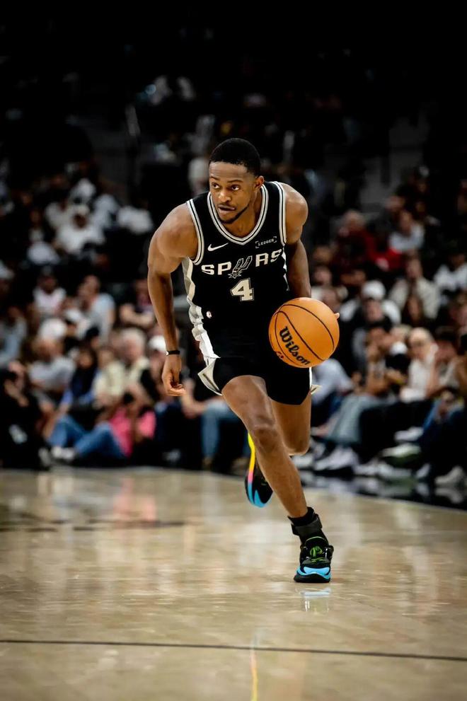 文班亚马60胜赛季高光引热议 球鞋关注度飙升 福