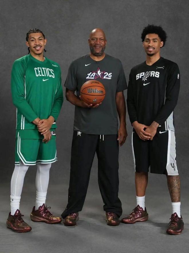 文班亚马60胜赛季高光引热议 球鞋关注度飙升 福