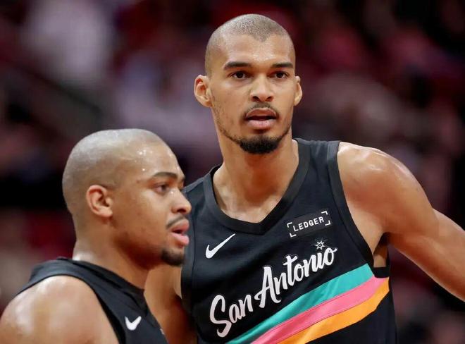 文班亚马60胜赛季高光引热议 球鞋关注度飙升 福