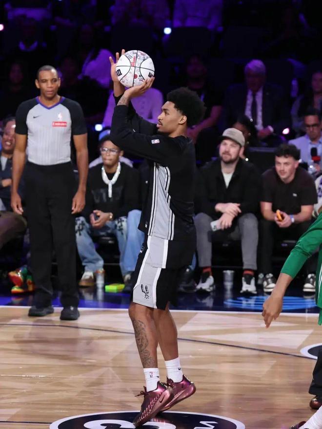 文班亚马60胜赛季高光引热议 球鞋关注度飙升 福