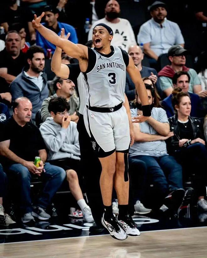 文班亚马60胜赛季高光引热议 球鞋关注度飙升 福