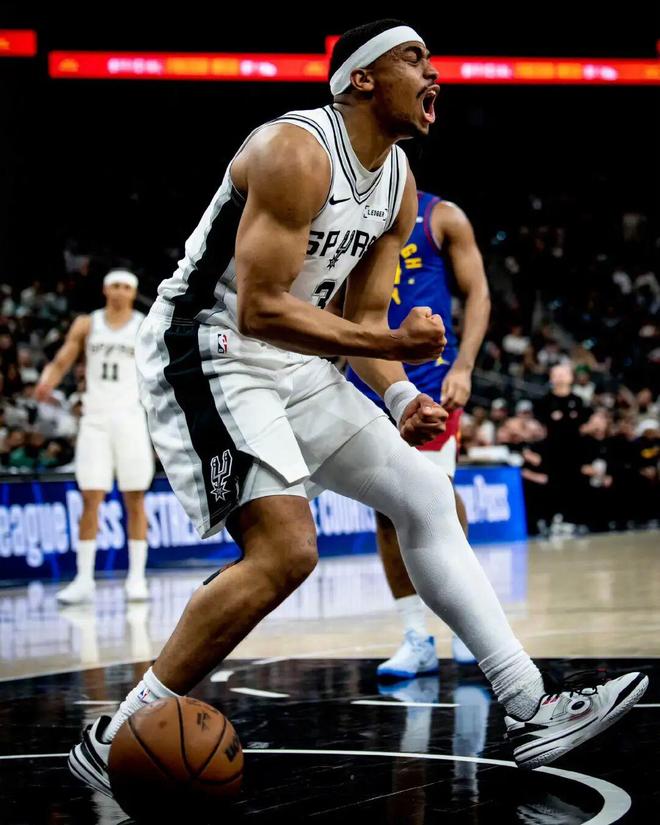 文班亚马60胜赛季高光引热议 球鞋关注度飙升 福