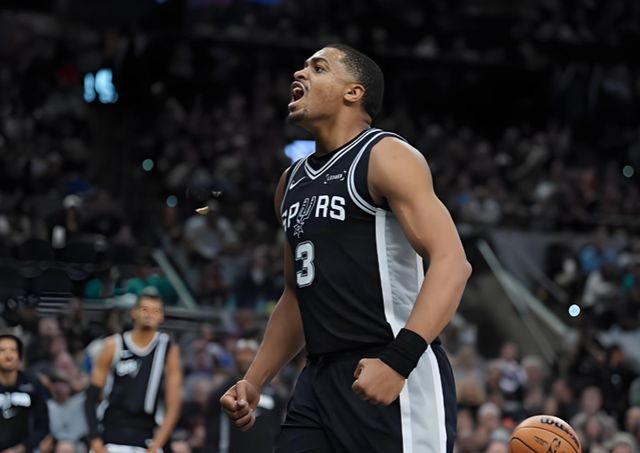 马刺双星闪耀开拓者 节奏掌控与替补爆发成胜负