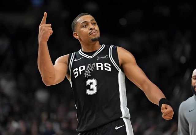 马刺双星闪耀开拓者 节奏掌控与替补爆发成胜负